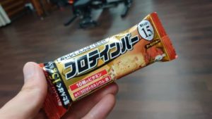 プロテインバーPROアーモンドクッキー(ブルボン)